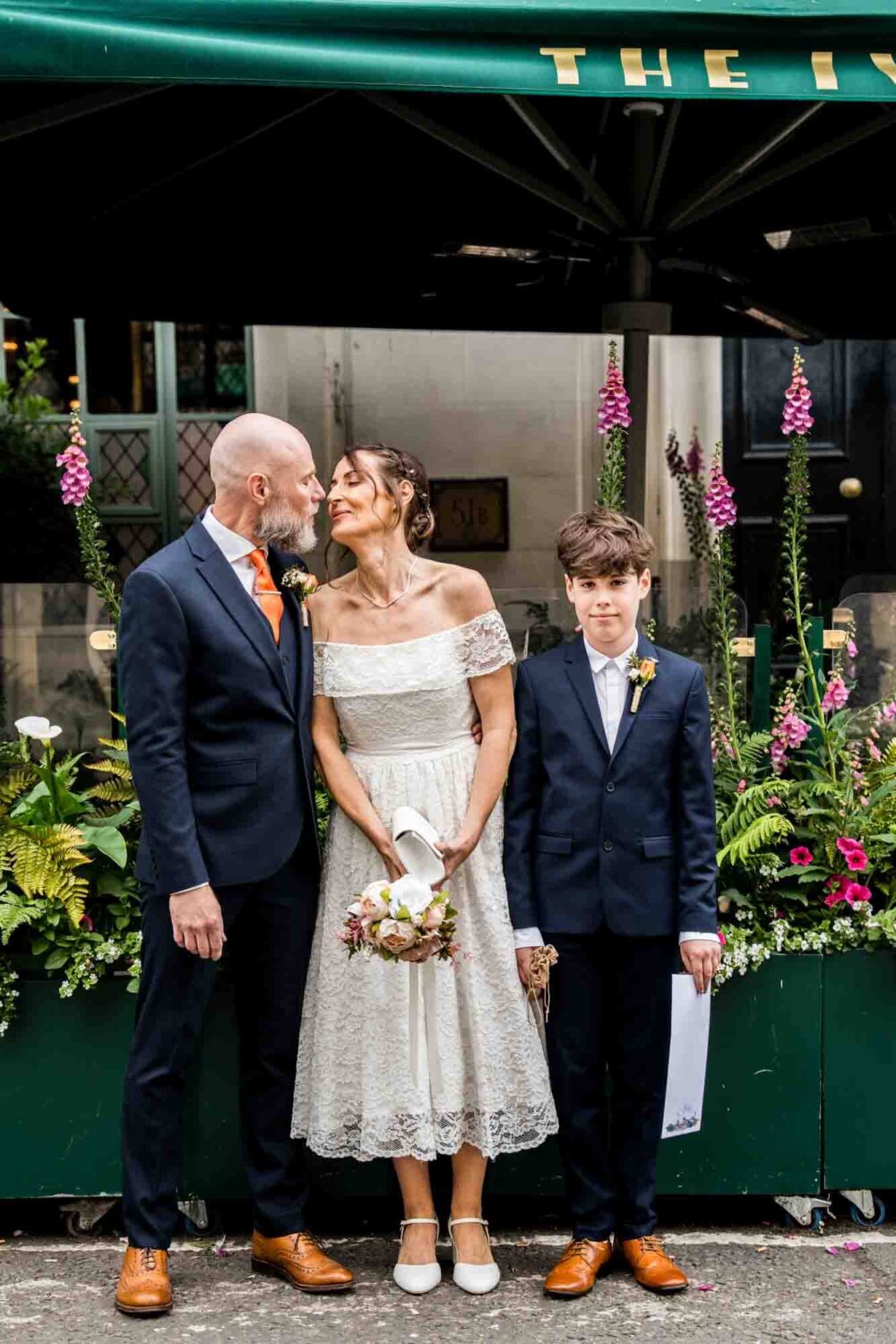 bride-groom-kiss-outside-ivy-brighton-town-hall-wedding