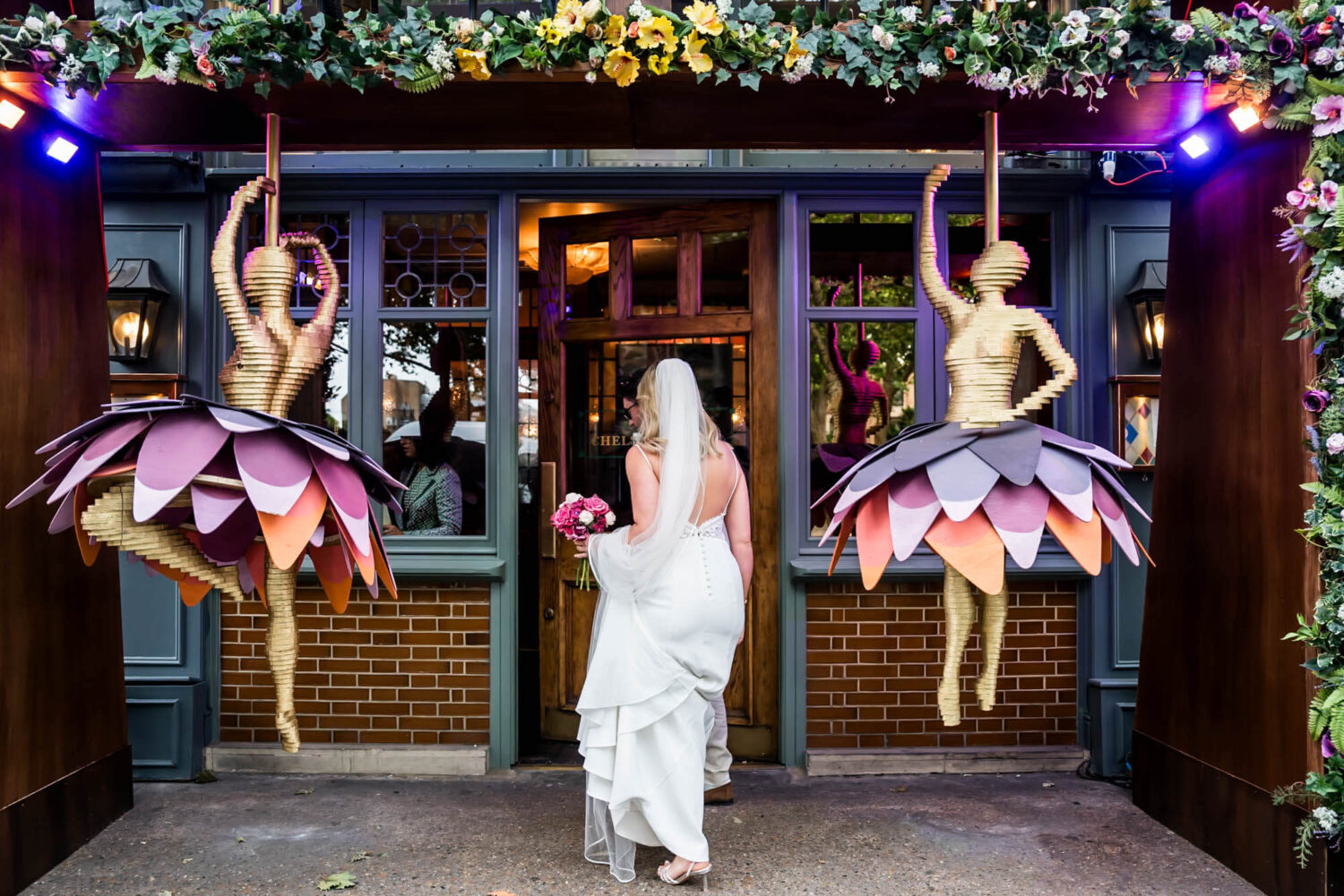 bride walking into the Ivy chelsea town hall wedding
